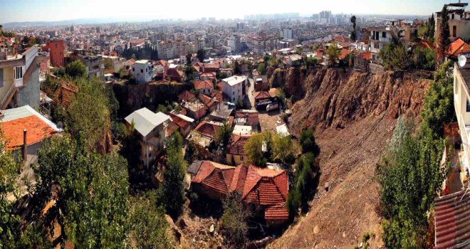 Karşıyaka’da 13 yıllık sorun çözüme kavuşuyor: Taş ocağı planları askıda