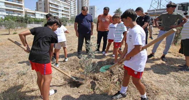 Güneydoğulu çocuklar Karşıyaka'da fidan dikti