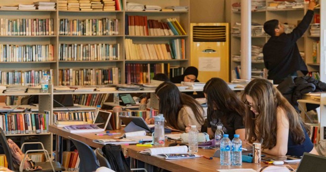 İzmir’in kütüphaneleri gençlere iyi geldi