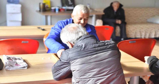 İzmir Büyükşehir Belediyesi ekipleri evsiz yurttaşlar için sahada
