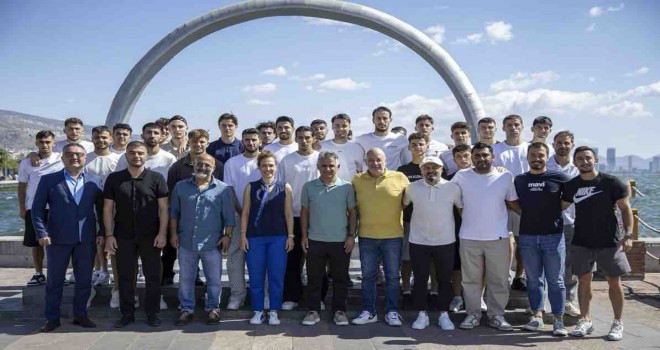 Karşıyakalı futbolcuları sabah başkan Ünsal, akşam Karace ağırladı