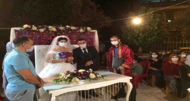 Beydağ Belediyesi’nden yeni evlenen çiftlere İstanbul Sözleşmesi kitapçığı