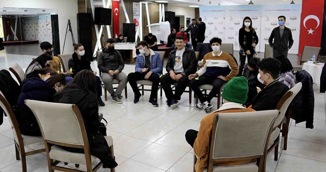 Bayraklı gençlere emanet