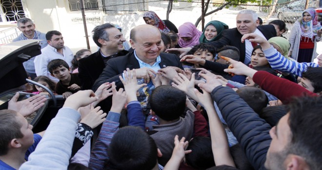 Buca Belediye Başkan Adayı Bekiroğlu çocuklara oyuncak dağıttı