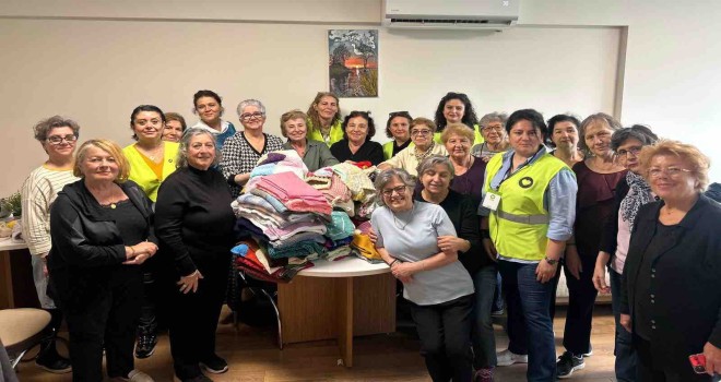 Karşıyaka'nın Çınarları el emeği ürünler ile çocuklara umut oldu