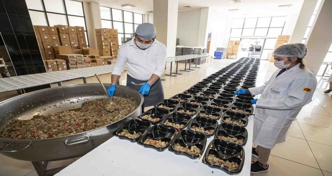 İzmir’de 430 bin kişilik iftar sofrası