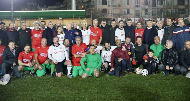 Futbolun efsaneleri Karşıyaka'da sahaya çıktı