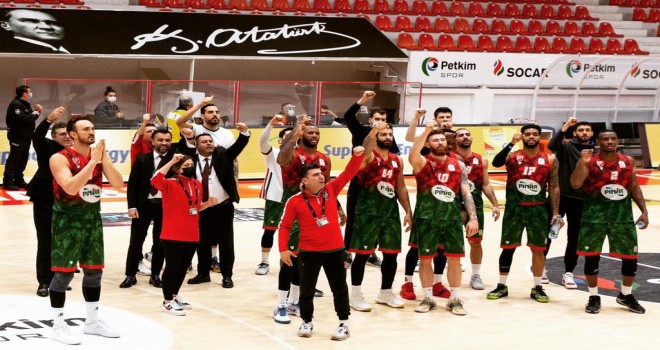 Pınar Karşıyaka tur için parkede...