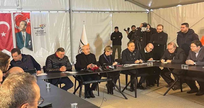 Kılıçdaroğlu, İzmir Büyükşehir Belediyesi’nin kurduğu çadır kenti ziyaret etti