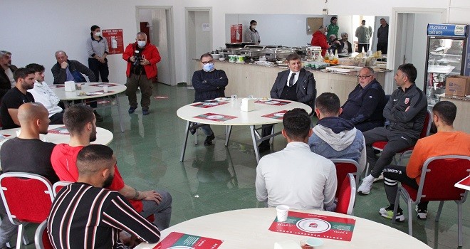 Belediye Başkanı Tugay, Karşıyakalı futbolcuları ziyaret etti