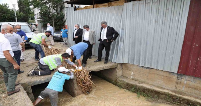Gaziemir'de belediye teyakkuza geçti, selin izleri 2 saatte temizlendi