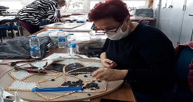 Karşıyaka Halk Eğitim'de mozaik kursuna büyük ilgi