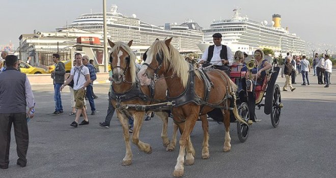 4 kruvaziyer gemisi renkli görüntüler oluşturdu