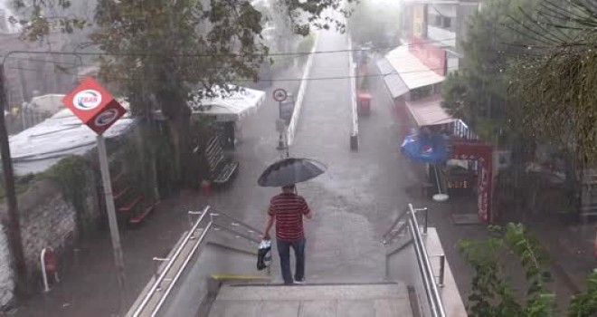 Karşıyaka'da sağanak ve dolu etkili oldu