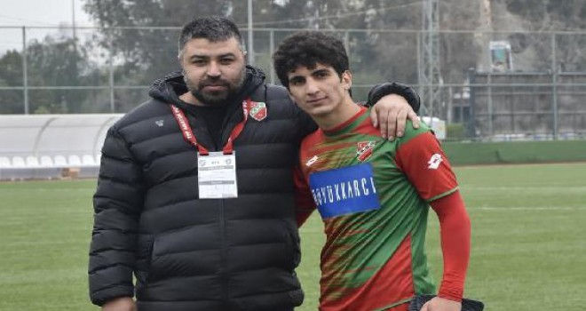 Karşıyaka'da Taha profesyonel oldu