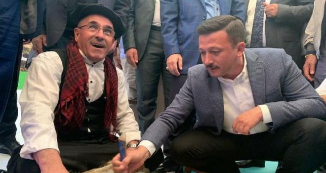 Ak Partili Dağ taş değirmende buğday öğüttü