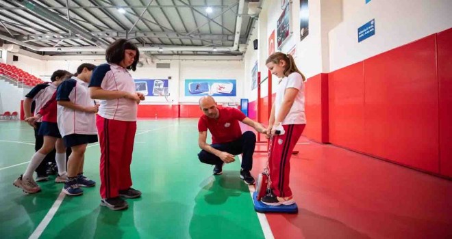 Karşıyaka'da gençlerin sportif yeteneği test ediliyor