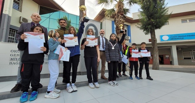 Teniste tek kamu okulu gururunu yaşadılar