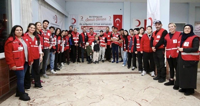 Türk Kızılay Karşıyaka Şubesi iftar programına büyük ilgi