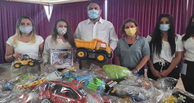 Çiğli'de çocukların oyuncak sevinci