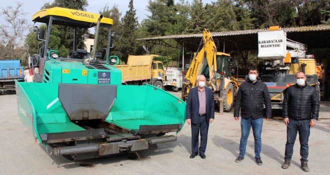Karabağlar Belediyesi, asfalt serim makinesini de ilçeye kazandırdı
