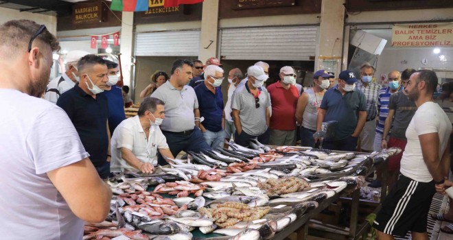 Foça Balık Hali'nde fiyatlar yarı yarıya düştü