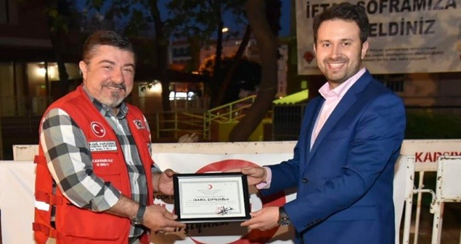 Çiftçioğlu, Türk Kızılay Karşıyaka'ya bağışcı oldu