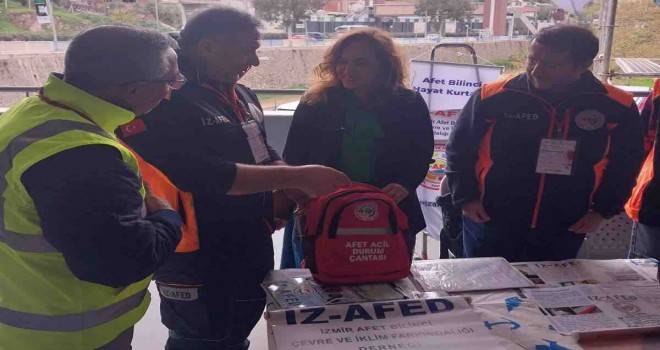 İZ-AFED, Başkan Ünsal'a ''Afet Acil Durum Çantası'' hediye etti