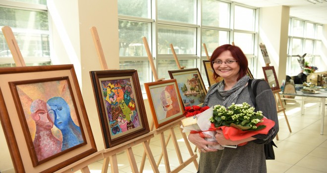 Hastane koridorlarında seramik ve resim sergisi