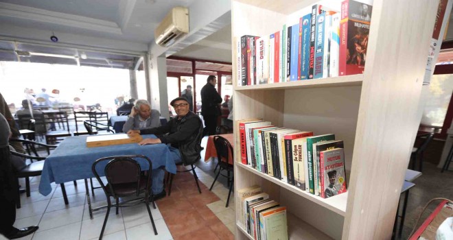 Efes Selçuk'ta kahvehanelere kitap köşesi