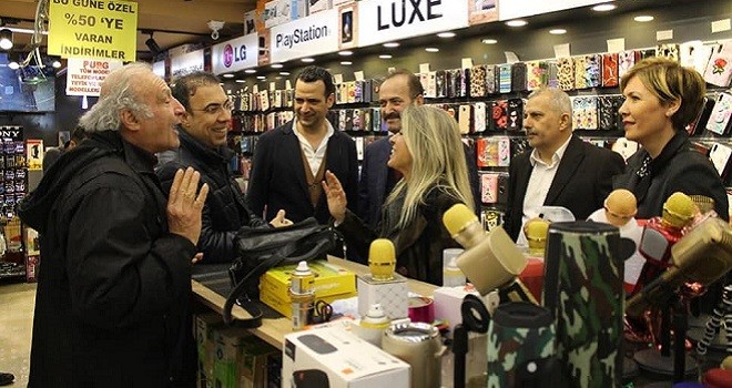 Maç, MHP'lilerle Karşıyaka Çarşı'yı dolaştı...