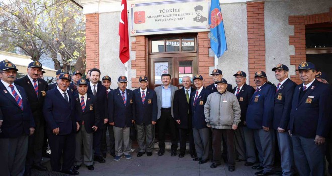 Hamza Dağ seçim çalışmalarını Karşıyaka'da sürdürdü