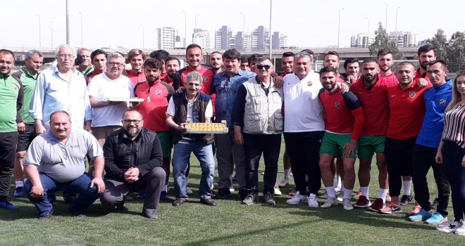 Karşıyakalı Kanarya Severler'den KSK'li futbolculara baklava