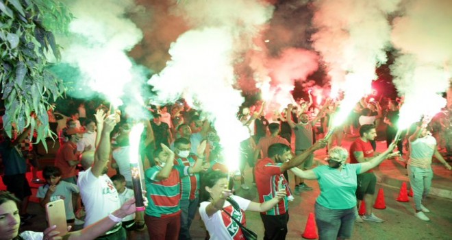 Karşıyakalı taraftarlar futbolcuları meşalelerle uğurladı