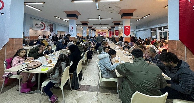 Bin kişi merhamet çınarının altında iftar açtı