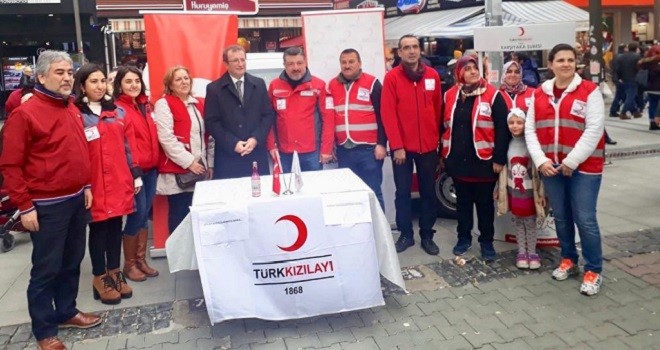 Kaymakam Çalışır Kızılay Standında...