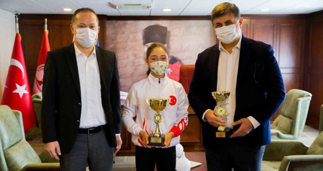 Milli tenisçi Başkan Tugay’ı ziyaret etti