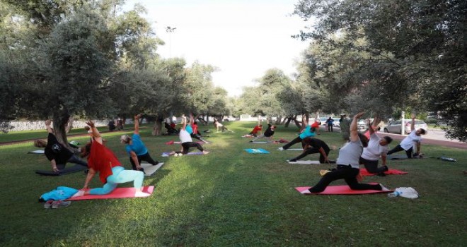 Bayraklı'da sabah yoga akşam zumba