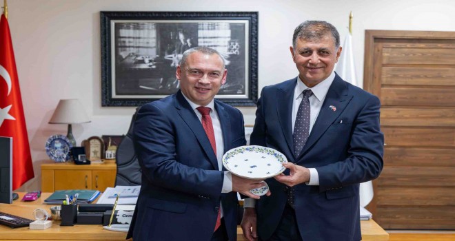 İzmir-Macaristan hattında kardeş kent ilişkisinin temelleri atıldı