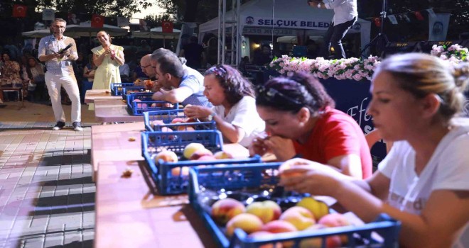Üretici ve halk Belevi Şen Şeftali Şenliği'nde buluştu