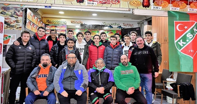 Karşıyaka U 18 Basketbol Takımına pizza ziyafeti