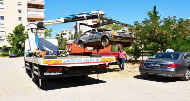 Narlıdere’de hurda araçlar toplanıyor