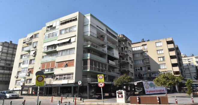 Boşaltılan yatık binalar yıkılmayı bekliyor