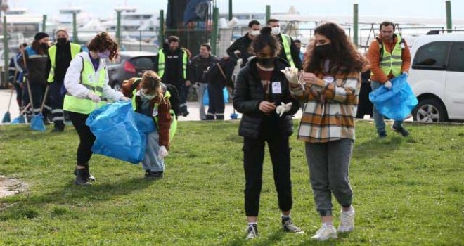 Depremde hayatını kaybeden ikizler anısına Bostanlı Sahili'nde çevre temizliği