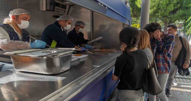Üniversite öğrencilerine ücretsiz sıcak yemek dağıtımı devam ediyor