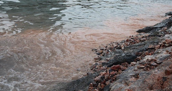 Yağmur sonrası denizin rengi değişti