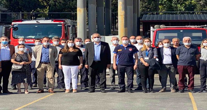 İzmirli itfaiyecilerden Atila Sertel’e anlamlı ödül