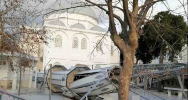 Çandarlı'da camiinin minaresi yıkıldı