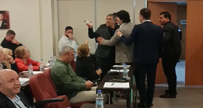 Karşıyaka Belediye Meclisi'nde ''namussuz, alçak..'' sesleri