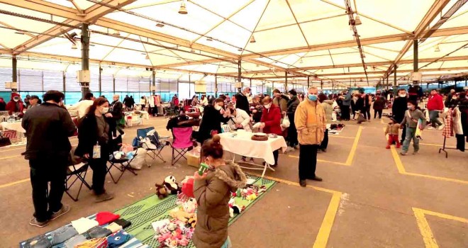 Karşıyaka İkinci El Pazarı'na yoğun ilgi